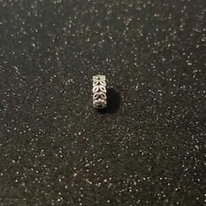 Pandora:Floral round charm